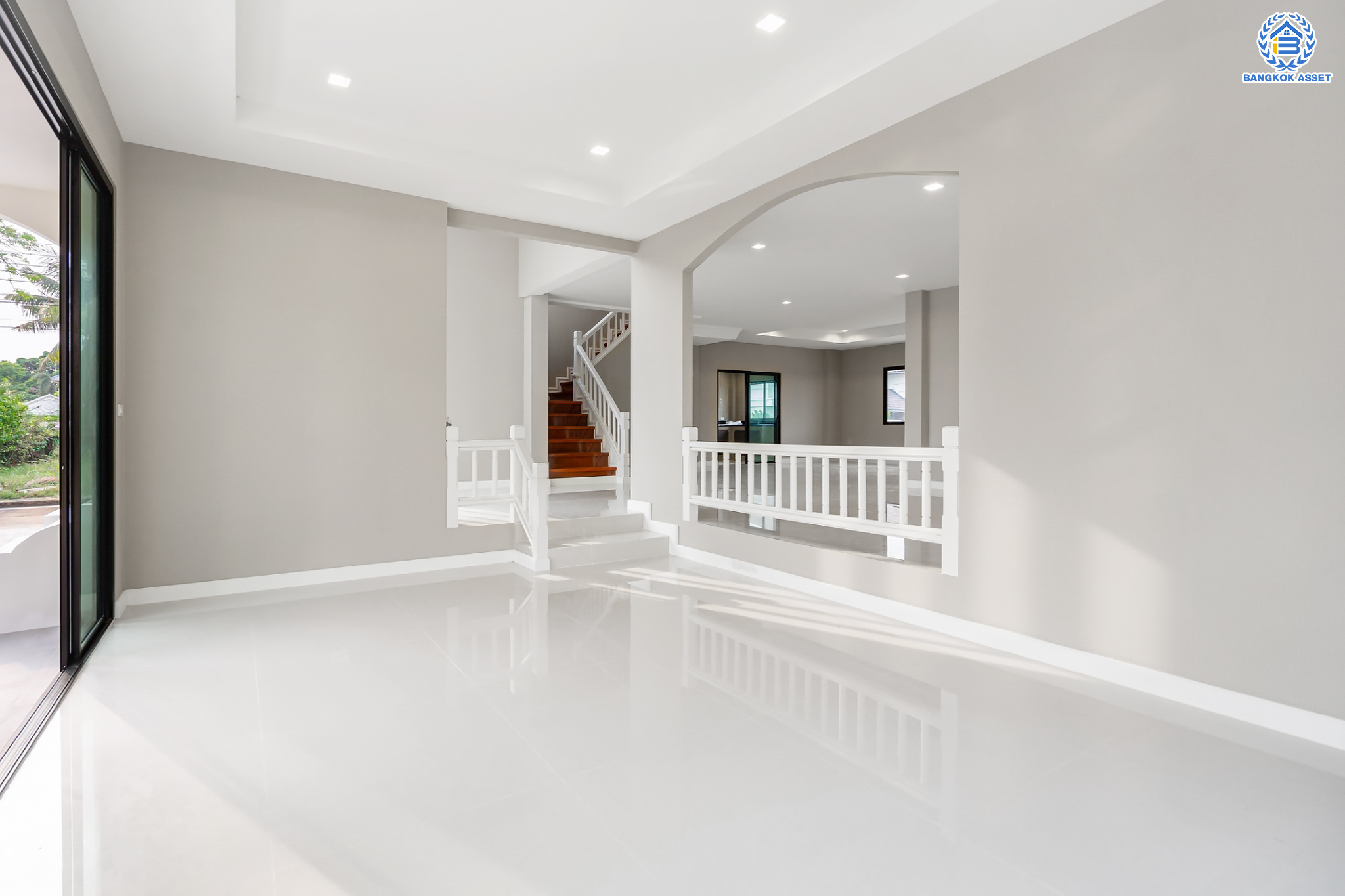 บ้านมือสองตกแต่งใหม่ ม.กฤษดานคร20 ปิ่นเกล้า-ติดถนนบรมราชชนนี เนื้อที่ 198 ตร.ว. บ้านเดี่ยวหลังใหญ่ ตกแต่งสุดหรูดีไซน์ยุโรป พร้อมฟังก์ชัน 4 ห้องนอน 4 ห้องน้ำ 1 ห้องแม่บ้าน จอดรถได้ 5 คัน บนทำเลเชื่อมต่อเมืองอย่างรวดเร็ว ใกล้ทางคู่ขนานลอยฟ้าบรมราชชนนี ทางด่วน "กาญจนาภิเษก" ม.มหิดล และเซ็นทรัลปิ่นเกล้า